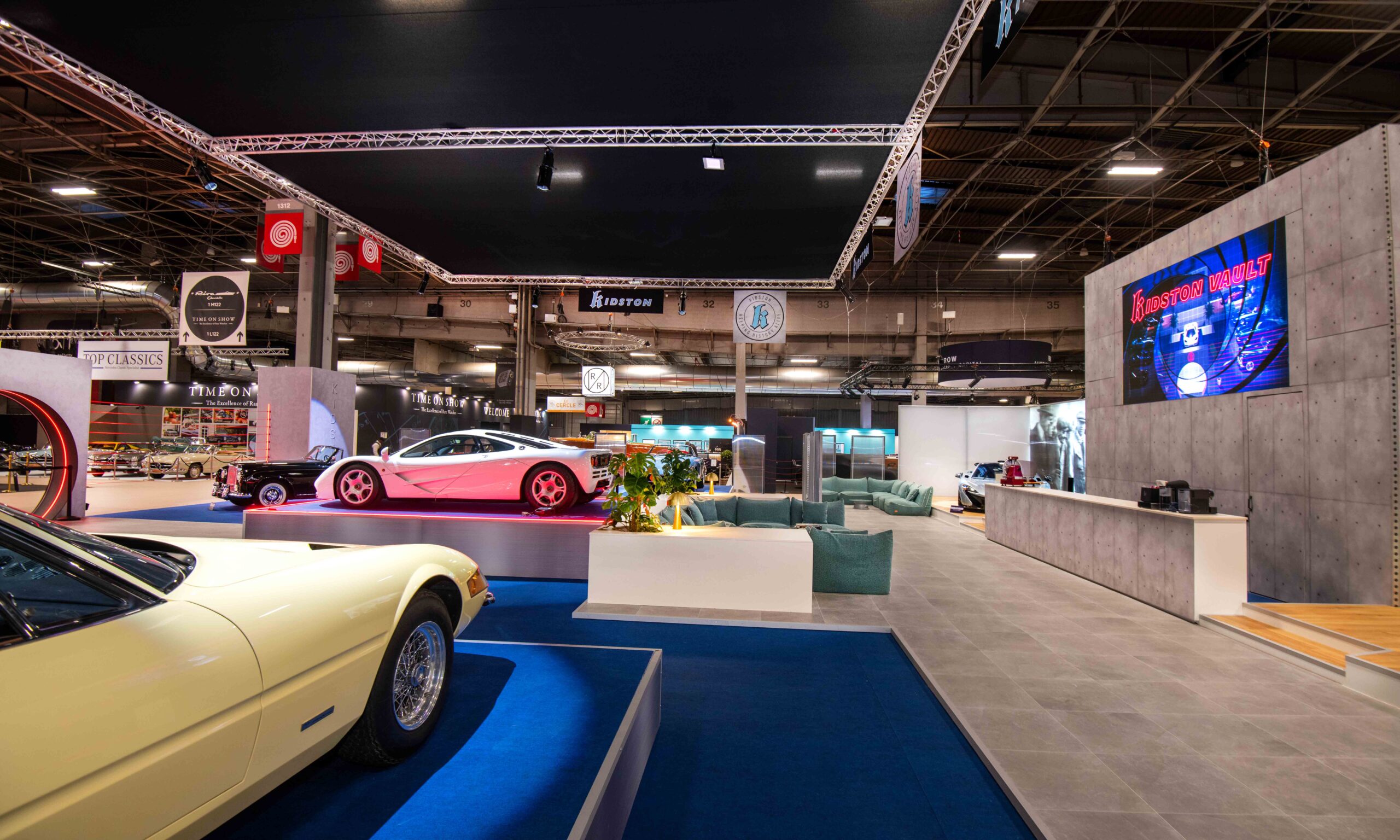 https://mythiqs.fr/wp-content/uploads/2025/11/RETROMOBILE-2025_KIDSTON_©Photo-Faust-Favart_04BD.jpg