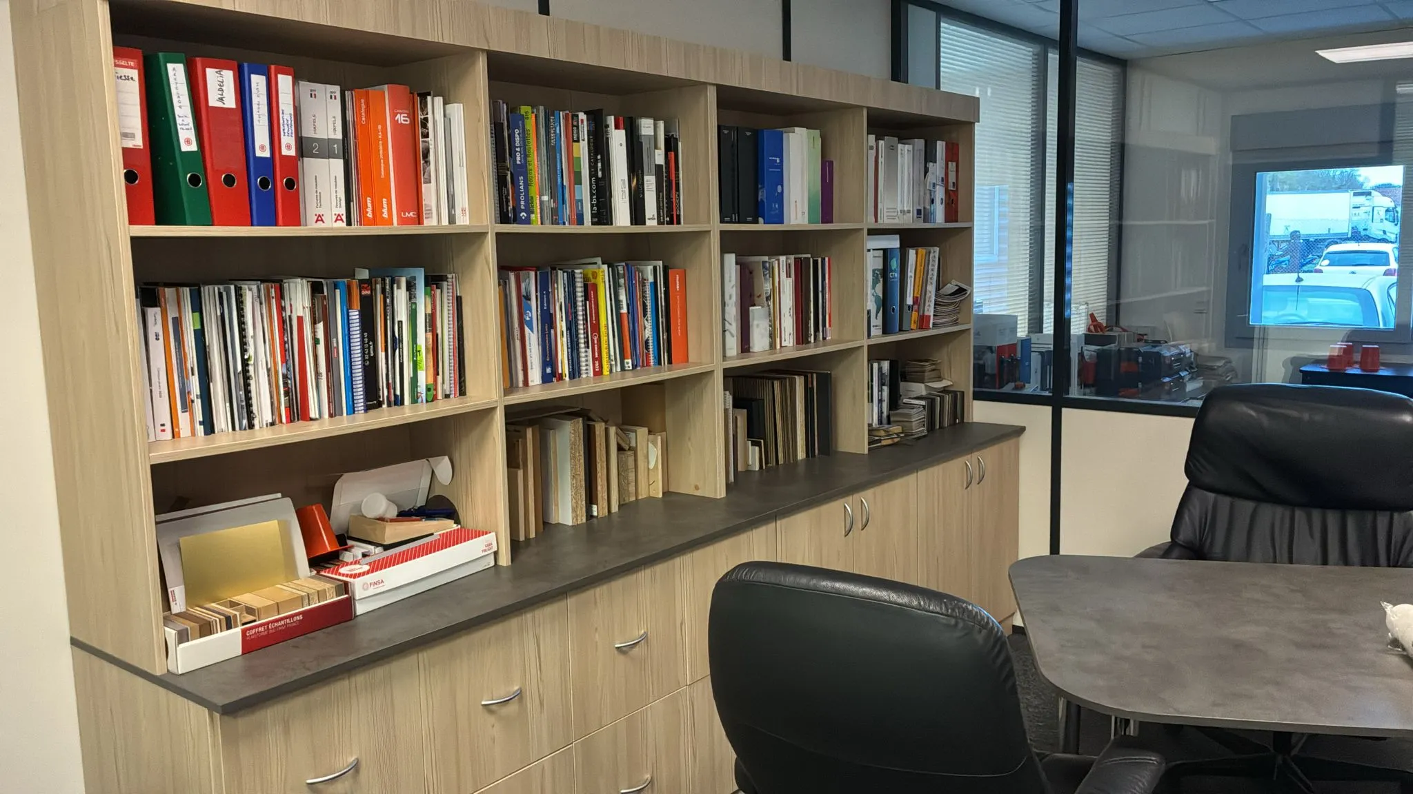 Fabrication stand éco-responsable bois, atelier menuiserie certifié ISO 20121, gestion déchets stand événementiel, peinture stand base eau, matériaux écologiques stand, recyclage mobilier salon, construction durable événementiel, Mythiqs fabricant RSE