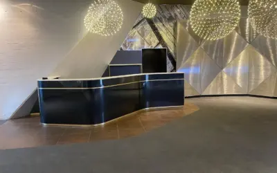 Fabrication de mobilier d&rsquo;agencement pour magasins : L&rsquo;alliance du bois et du métal